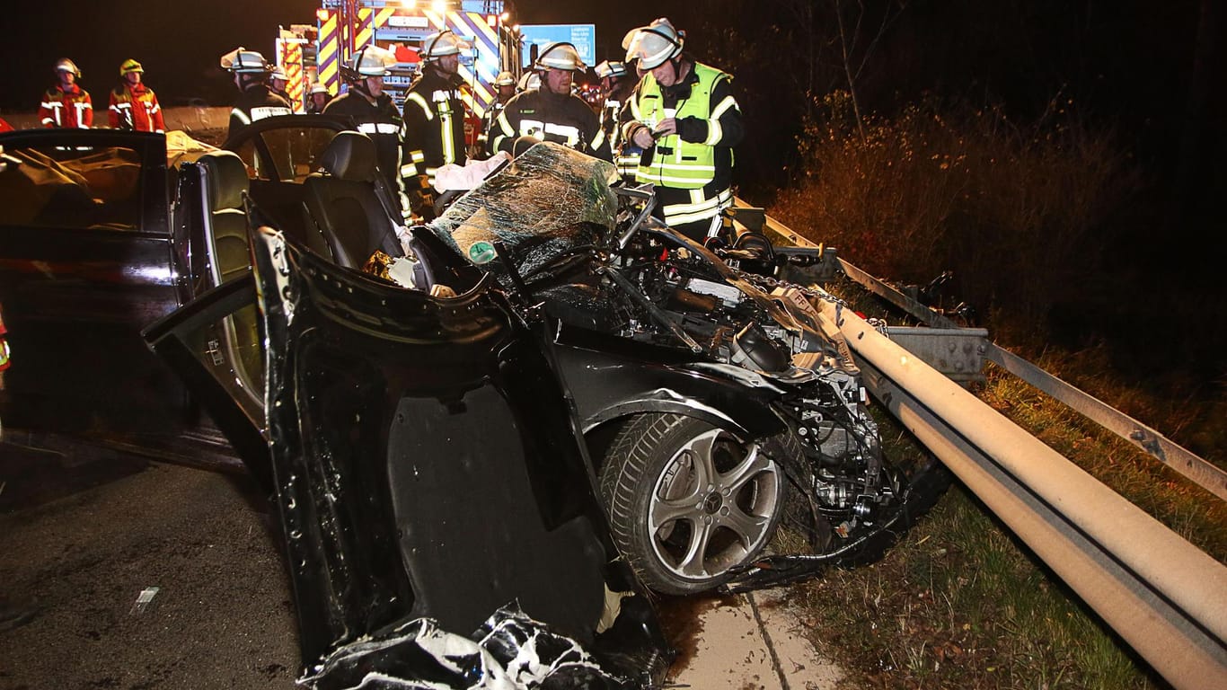 Geisterfahrt auf der A8: Ein 36 Jahre alter Autofahrer starb, der 58 Jahre alte Falschfahrer wurde schwer verletzt.