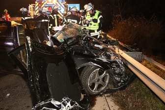 Geisterfahrt auf der A8: Ein 36 Jahre alter Autofahrer starb, der 58 Jahre alte Falschfahrer wurde schwer verletzt.