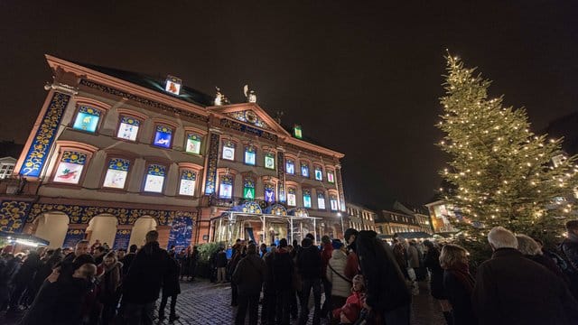 Ein riesiger Adventskalender in Gengenbach (Baden-Württemberg).