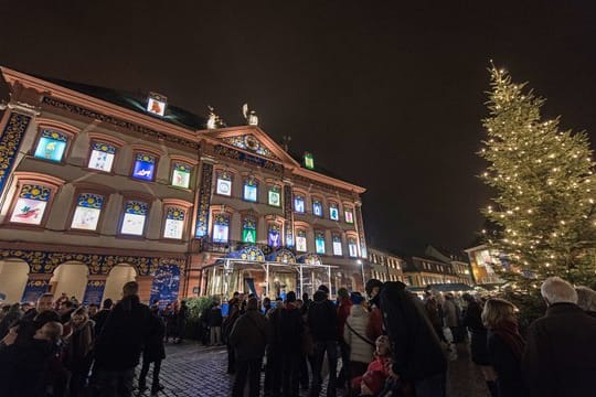 Ein riesiger Adventskalender in Gengenbach (Baden-Württemberg).