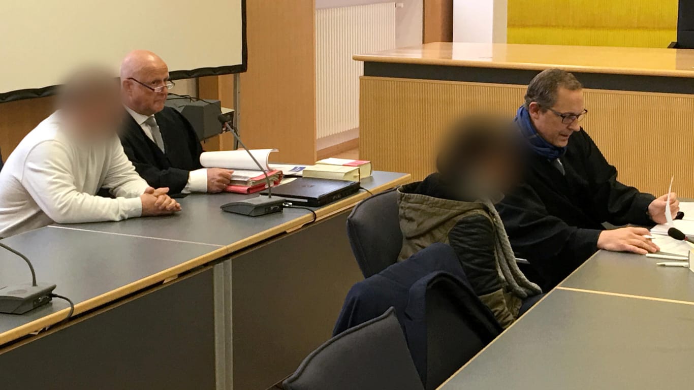 Gerichtsverhandlung in Regensburg: Der Vater muss für fünf Jahre ins Gefängnis, die Mutter drei Jahre und neun Monate.