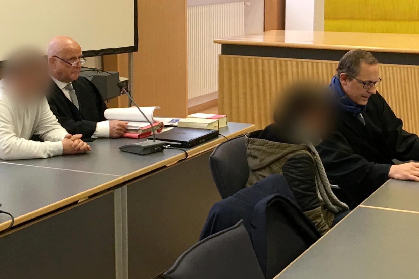 Gerichtsverhandlung in Regensburg: Der Vater muss für fünf Jahre ins Gefängnis, die Mutter drei Jahre und neun Monate.