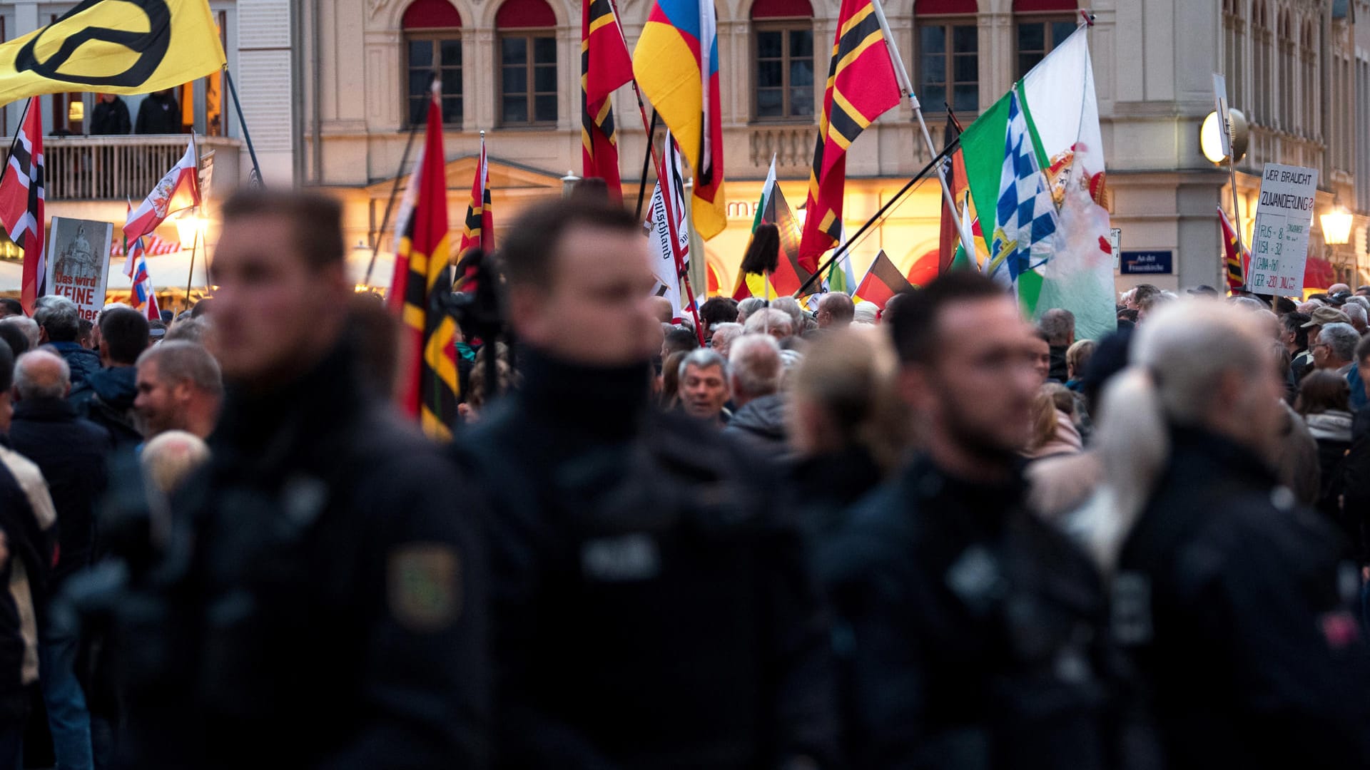 Pegida-Kundgebung in Dresden: Der Veranstalter einer Demonstration in Dortmund ist nun im Vorfeld verhaftet worden.