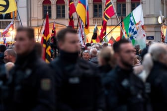 Pegida-Kundgebung in Dresden: Der Veranstalter einer Demonstration in Dortmund ist nun im Vorfeld verhaftet worden.