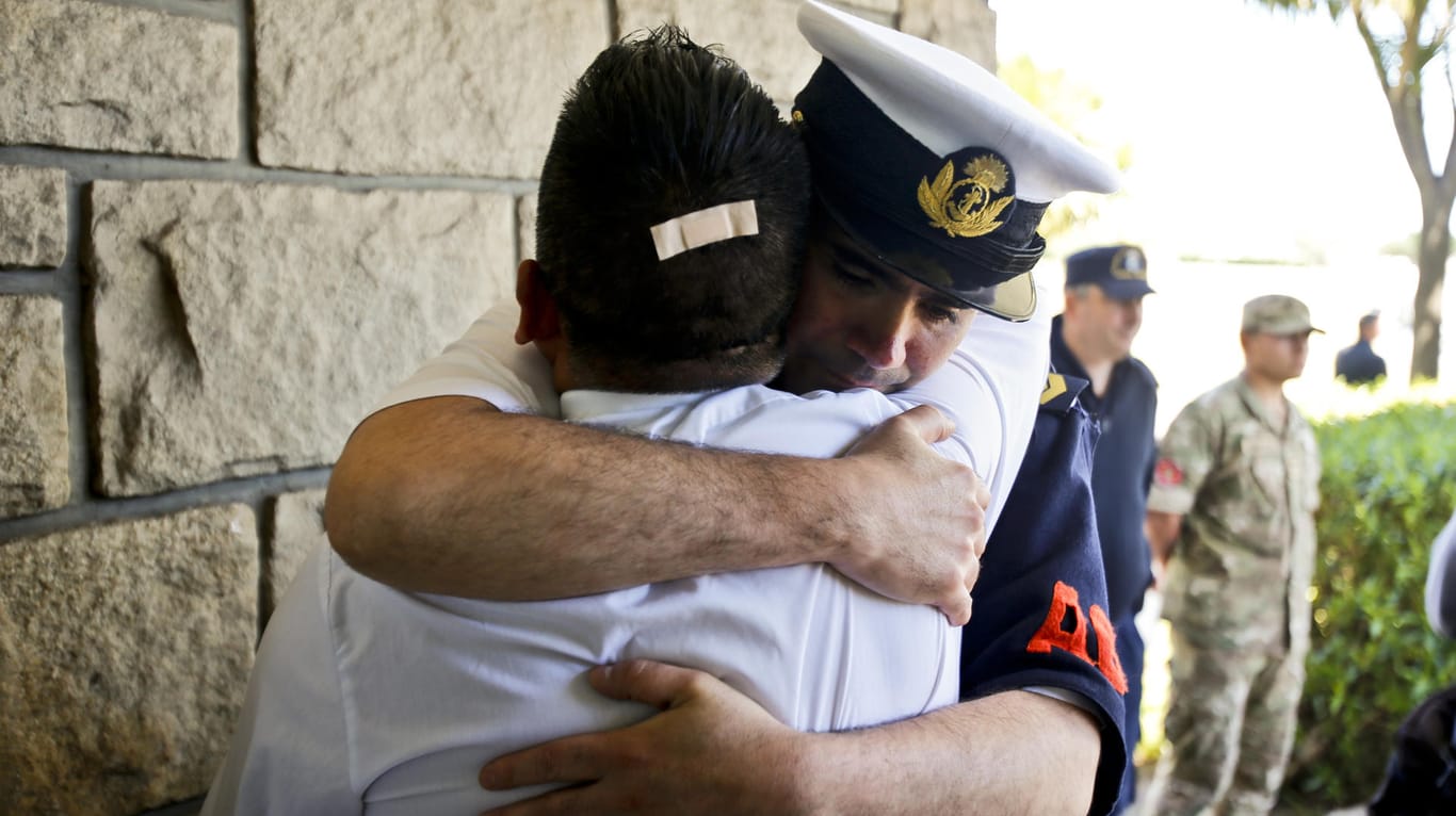 Ein Mitglied der Marine umarmt einen Mann auf dem Gelände der Marinebasis in Mar de Plata (Argentinien): Auf der Position des verschollenen argentinischen U-Boots «ARA San Juan» soll es kurz nach der letzten Funkverbindung eine Explosion gegeben haben.