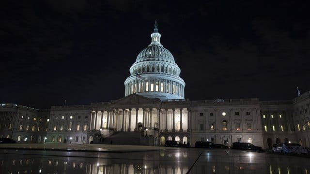 Blick auf das in der Nacht angestrahlte Kapitol in Washington.