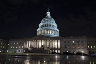 Blick auf das in der Nacht angestrahlte Kapitol in Washington.