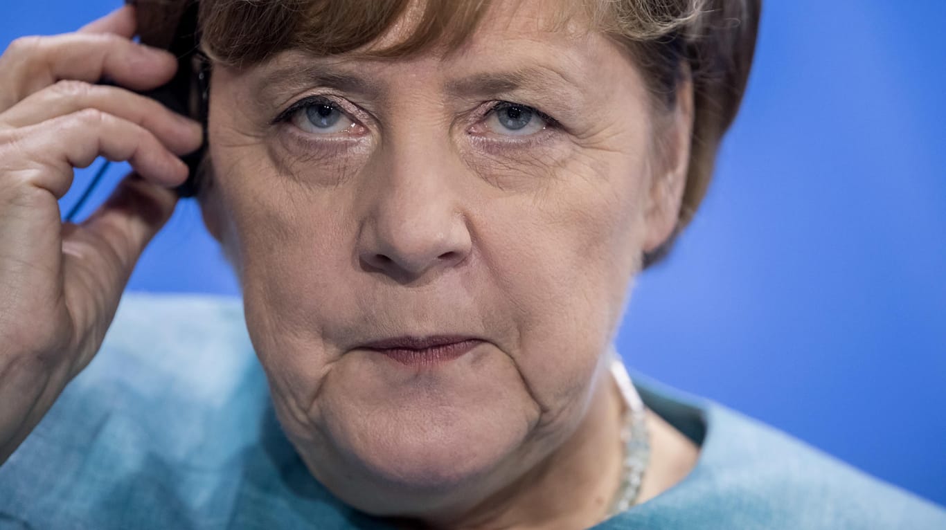 Angela Merkel (CDU) gibt im Bundeskanzleramt eine Pressekonferenz: Die Kanzlerin hat Neuwahlen ausgeschlossen. Deswegen sind eine Große Koalition oder eine Minderheitsregierung die einzig verbliebenen Alternativen.