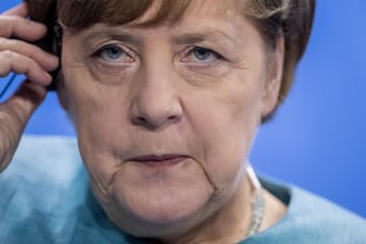 Angela Merkel (CDU) gibt im Bundeskanzleramt eine Pressekonferenz: Die Kanzlerin hat Neuwahlen ausgeschlossen. Deswegen sind eine Große Koalition oder eine Minderheitsregierung die einzig verbliebenen Alternativen.