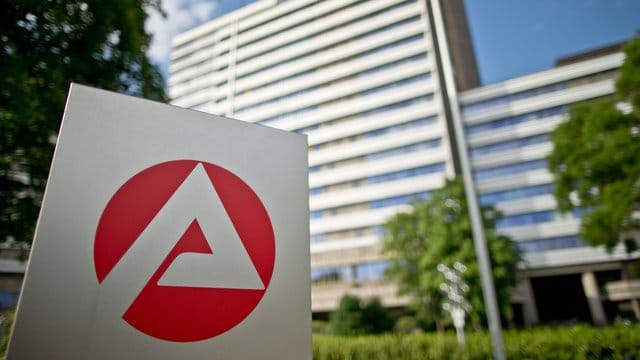 Blick auf das Logo der Bundesagentur für Arbeit vor der Zentrale in Nürnberg.