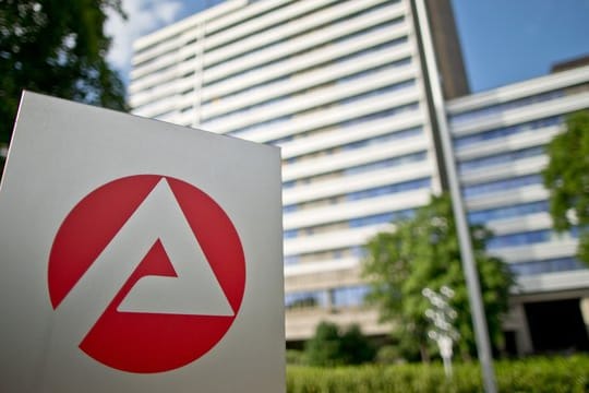 Blick auf das Logo der Bundesagentur für Arbeit vor der Zentrale in Nürnberg.