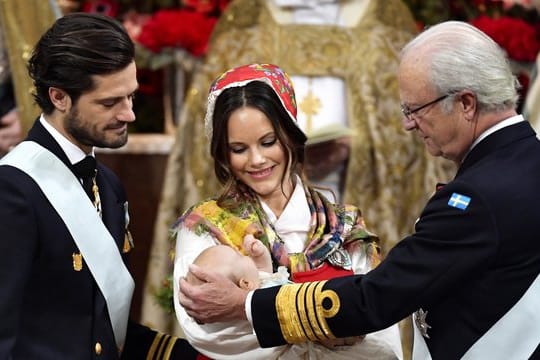 Prinz Carl Philip (l), Prinzessin Sofia und Schwedens König Carl Gustaf bei der Taufe von Prinz Gabriel.