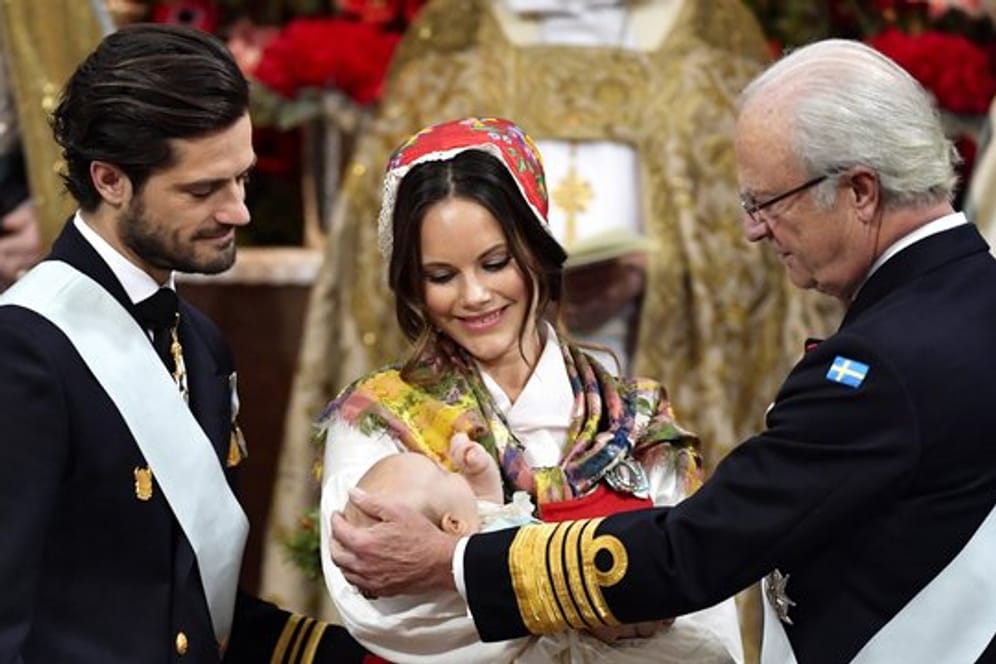 Prinz Carl Philip (l), Prinzessin Sofia und Schwedens König Carl Gustaf bei der Taufe von Prinz Gabriel.