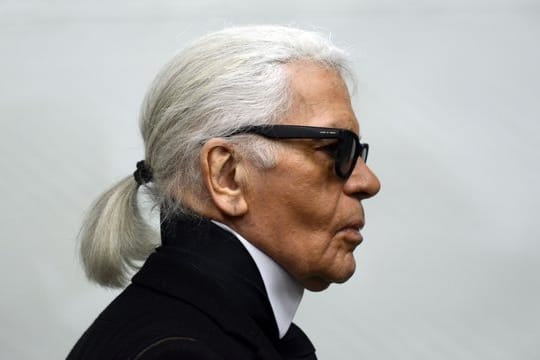 Karl Lagerfeld inszeniert die erste Modenschau in der Hamburger Elbphilharmonie.