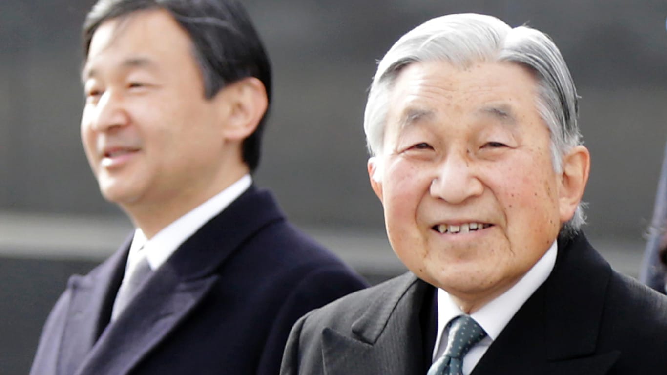 Kaiser Akihito (r) ist der erste Tenno ("Himmlischer Herrscher"), der sein Amt nicht mehr als "Gott" antrat.
