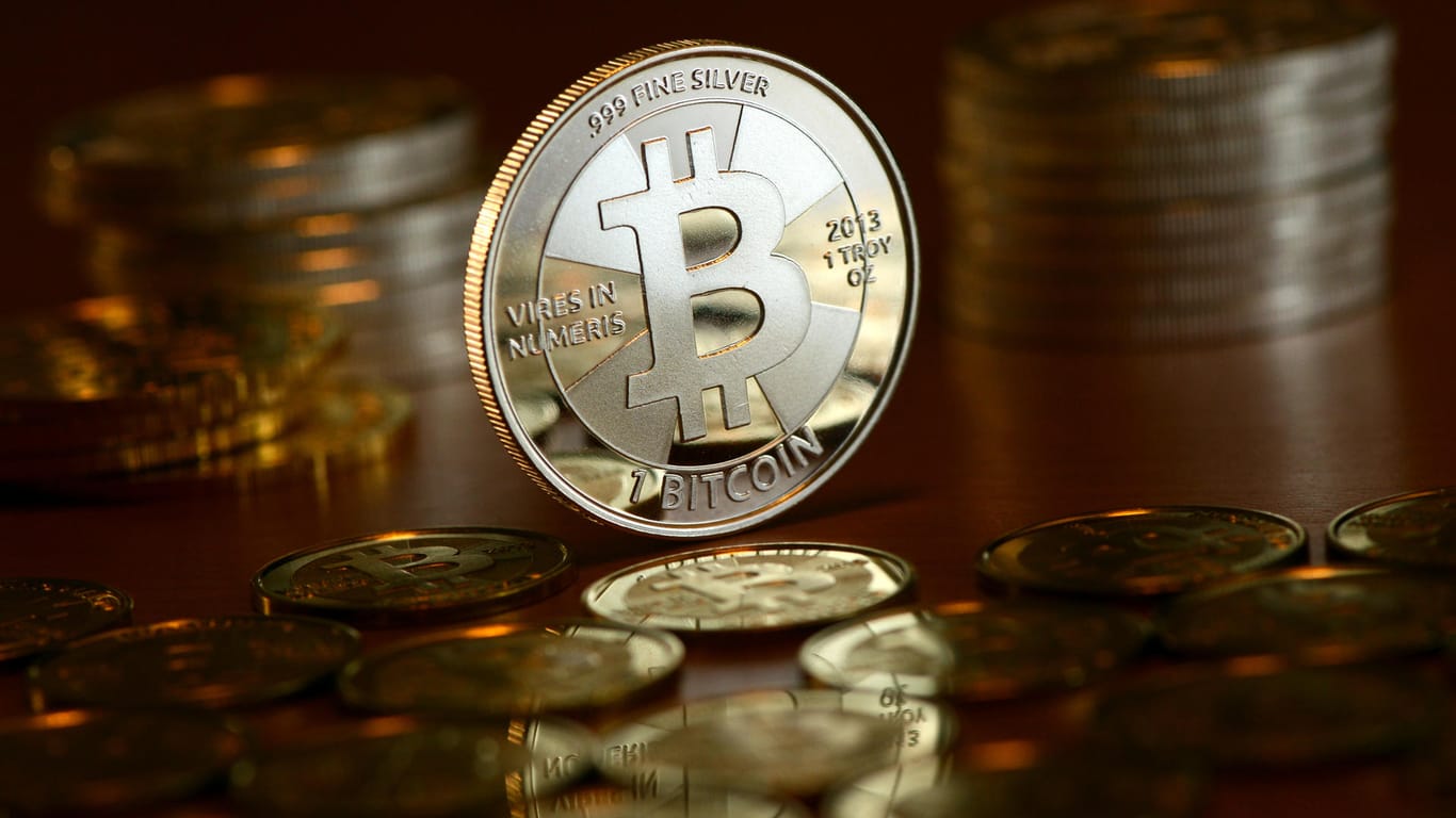 Bitcoin-Münzen: Die Digitalwährung Bitcoin reißt einen Rekord nach dem anderen. Diese Woche stieg ihr Wert erstmals über 11 000 US-Dollar.