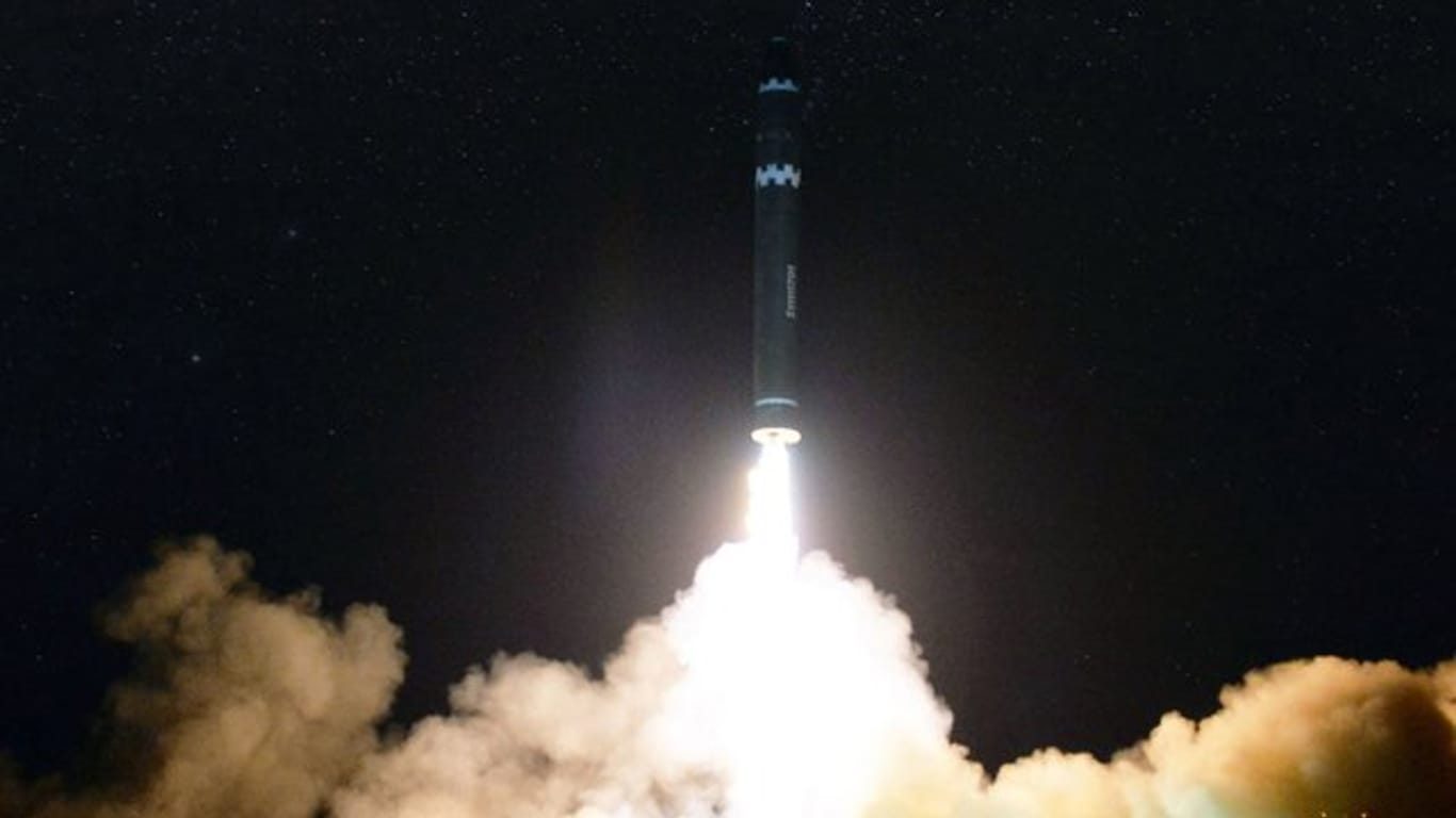 Die von Nordkorea zur Verfügung gestellte Aufnahme soll den Start einer Interkontinentalrakete des Typs Hwasong-15 am Mittwoch zeigen.