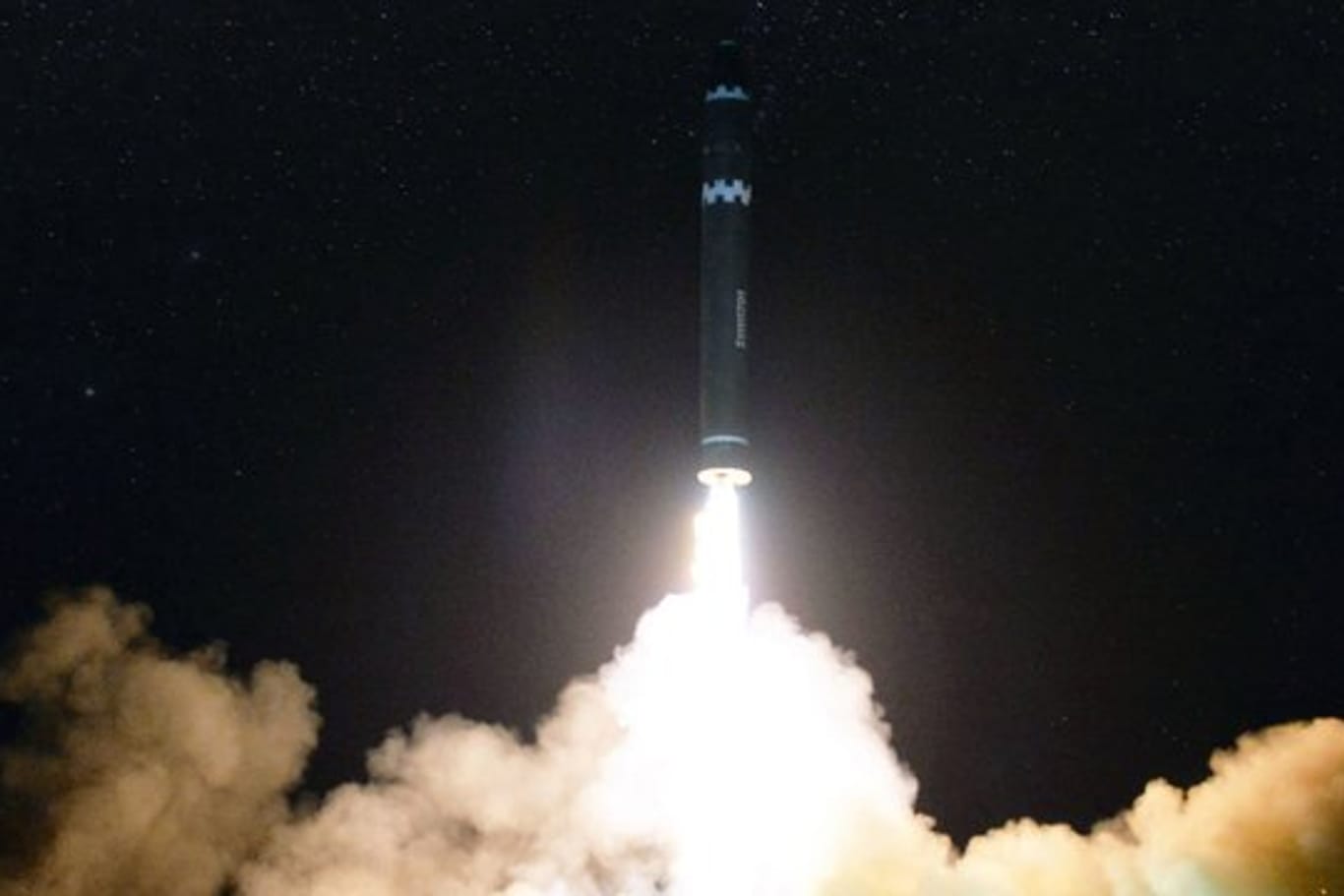 Die von Nordkorea zur Verfügung gestellte Aufnahme soll den Start einer Interkontinentalrakete des Typs Hwasong-15 am Mittwoch zeigen.