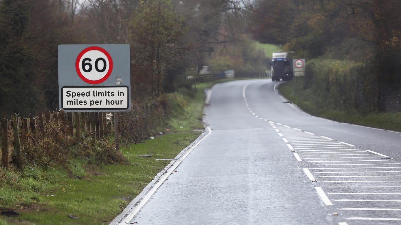 Monatlich fahren nach Angaben der irischen Regierung mehr als 1,8 Millionen Mal Autos über die quasi unsichtbare Grenze zwischen Monaghan (Irland) und Aughnacloy (Nordirland).