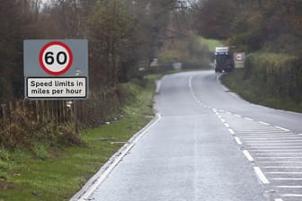 Monatlich fahren nach Angaben der irischen Regierung mehr als 1,8 Millionen Mal Autos über die quasi unsichtbare Grenze zwischen Monaghan (Irland) und Aughnacloy (Nordirland).