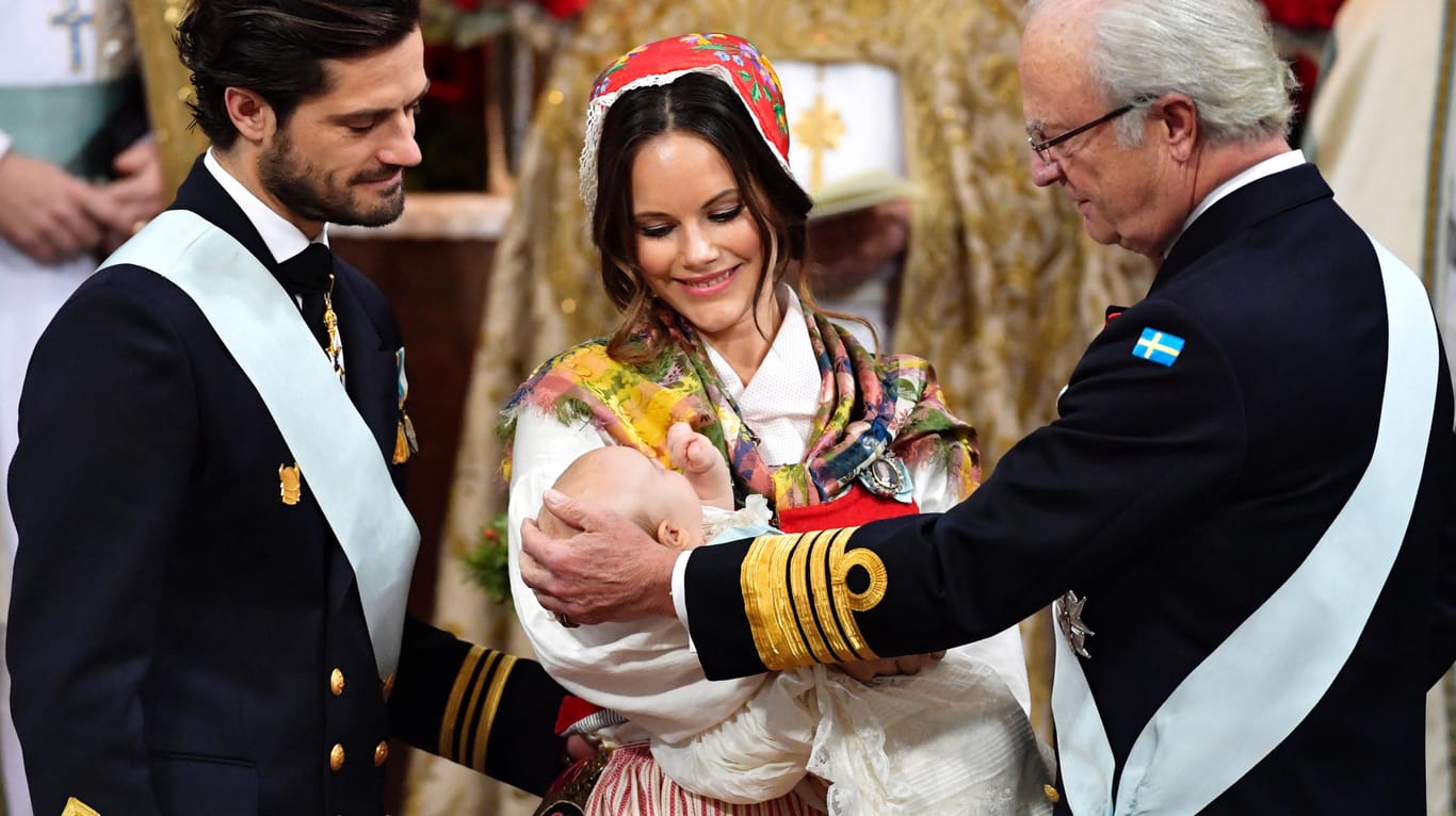 Schwedens Prinz Carl Philip (l.), Ehefrau Sofia und König Carl Gustaf bei der Taufe von Prinz Gabriel.