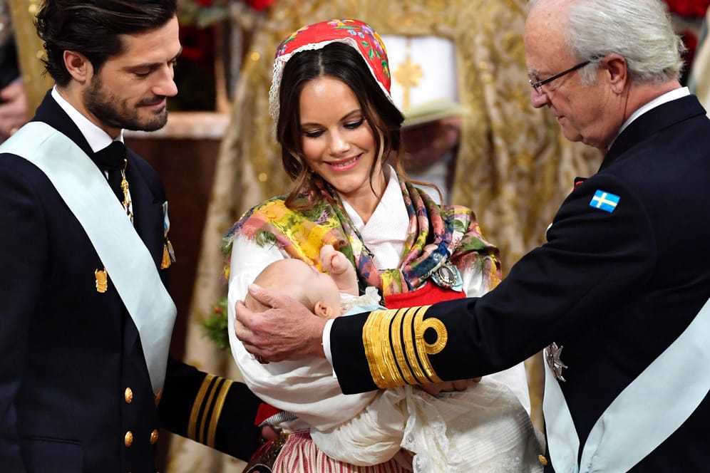 Schwedens Prinz Carl Philip (l.), Ehefrau Sofia und König Carl Gustaf bei der Taufe von Prinz Gabriel.