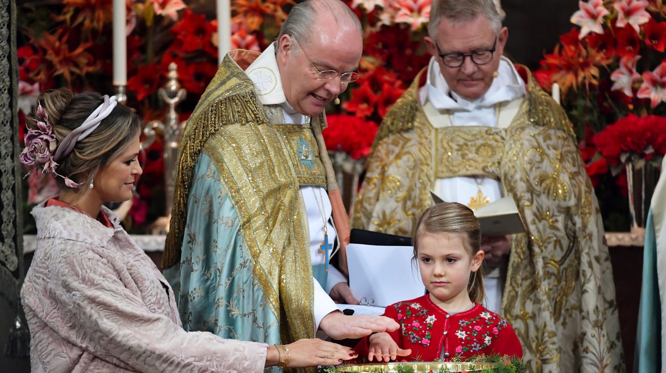 Prinzessin Madeleine, Bischof Johan Dalman, die kleine Prinzessin Estelle und Erzbischof Anders Wejryd (von links) bei dem festlichen Akt.