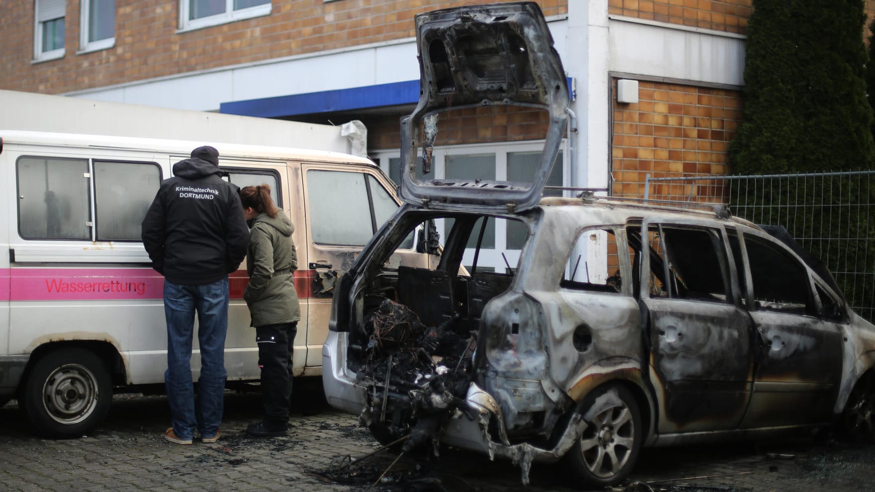 Die Feuerwehr wurde zunächst wegen eines brennenden Autos am Haus gerufen.