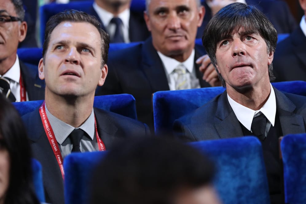 Die Gegner im Blick: Bundestrainer Joachim Löw (r.) und Teammanager Oliver Bierhoff bei der Auslosung in Moskau.