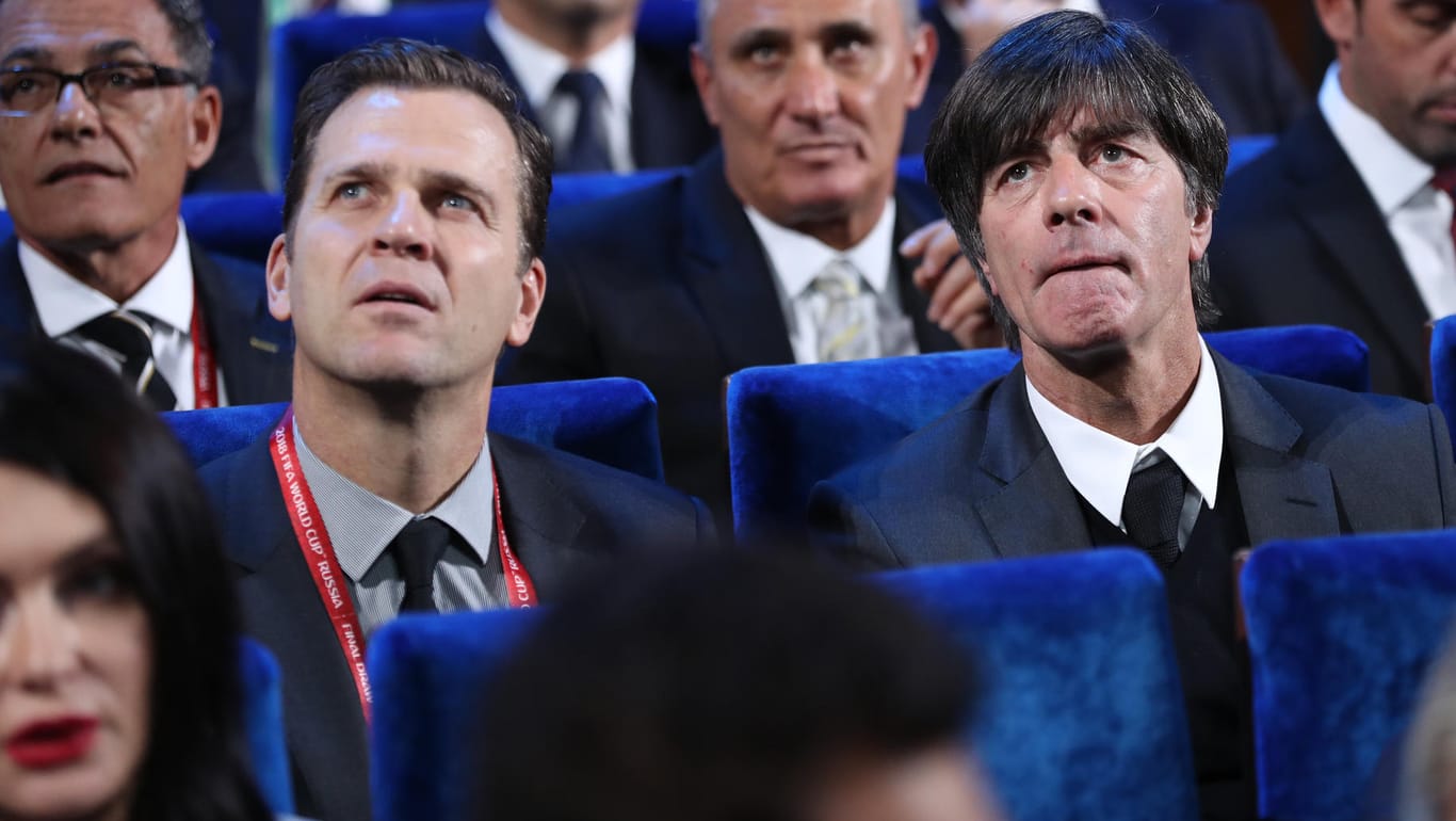 Die Gegner im Blick: Bundestrainer Joachim Löw (r.) und Teammanager Oliver Bierhoff bei der Auslosung in Moskau.
