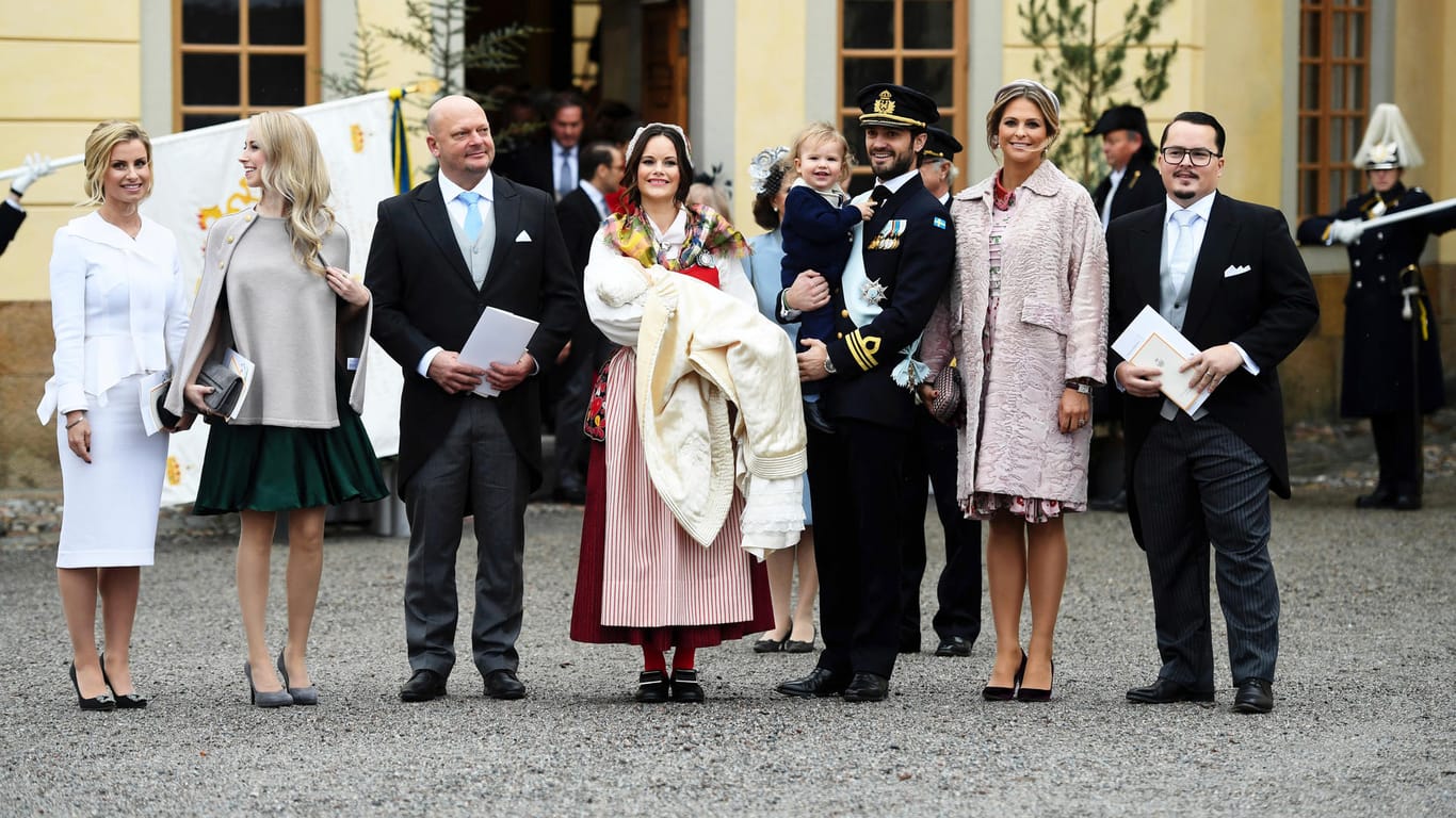 Die Eltern des Täuflings Gabriel und die Taufpaten – rechts in rosa: Prinzessin Madeleine.