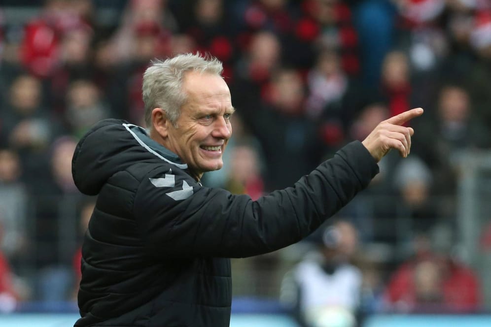 Freiburg-Trainer Christian Streich will gegen den HSV den dritten Saisonsieg feiern.