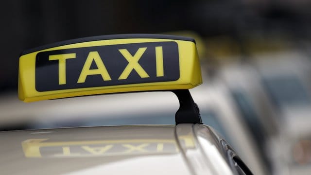 In Berlin Schöneberg fuhr ein stark blutender Mann in einem Taxi mit. In Berlin Schöneberg fuhr ein stark blutender Mann in einem Taxi mit.