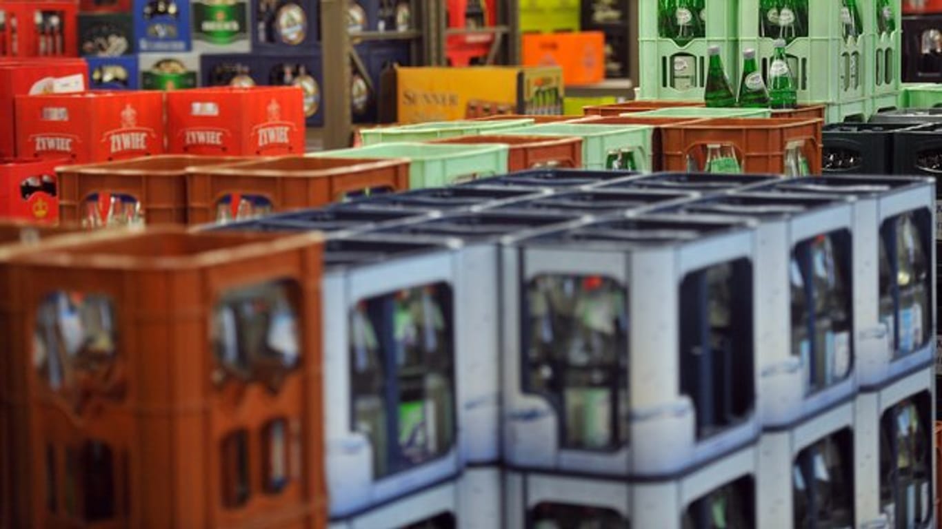 Getränkekisten in einem Supermarkt: Ein Mineralwasser der Marke hella wird derzeit zurückgerufen.