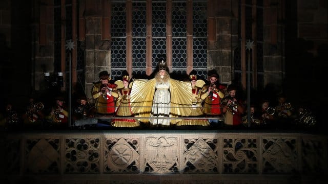 Mit einem feierlichen Prolog eröffnete das diesjährige Nürnberger Christkind, Rebecca Ammon, den Weihnachtsmarkt. Mit einem feierlichen Prolog eröffnete das diesjährige Nürnberger Christkind, Rebecca Ammon, den Weihnachtsmarkt.
