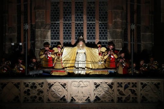 Mit einem feierlichen Prolog eröffnete das diesjährige Nürnberger Christkind, Rebecca Ammon, den Weihnachtsmarkt.