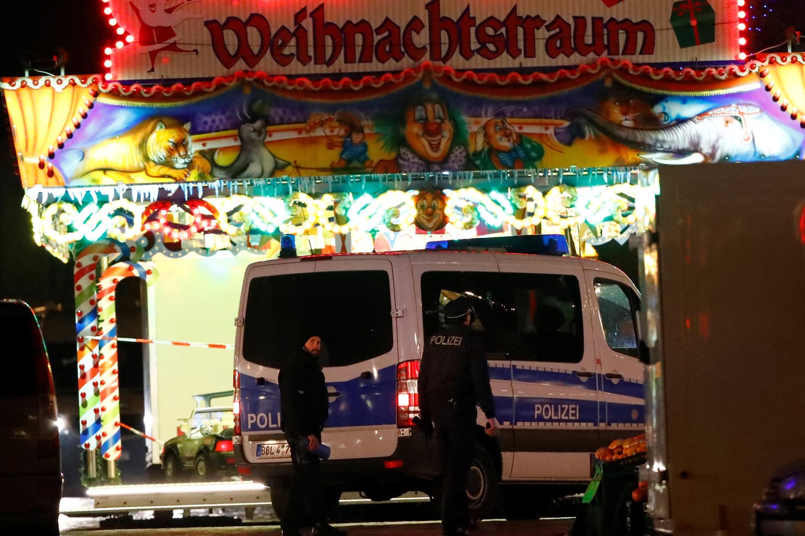 Polizisten auf einem Potsdamer Weihnachtsmarkt: Ermittler suchen die Umgebung nach weiteren Sprengsätzen ab.