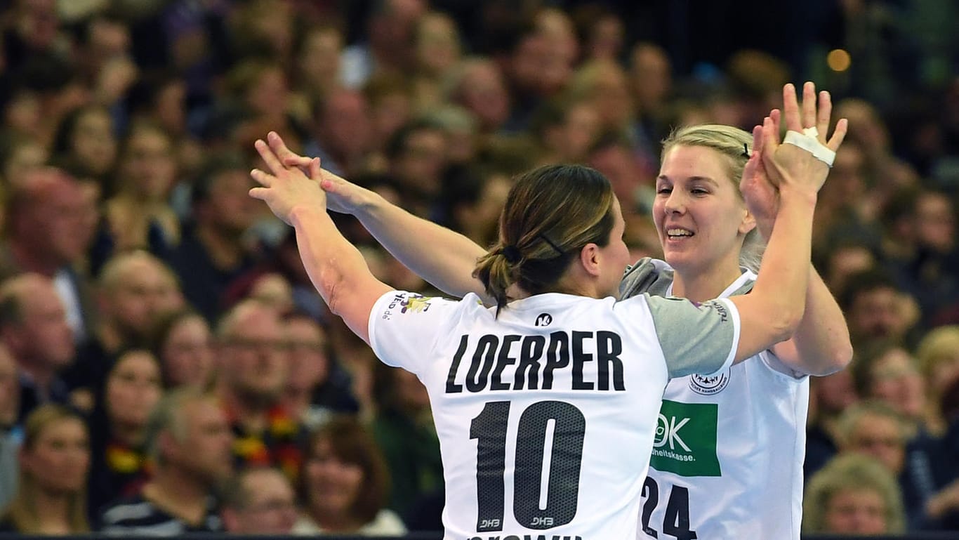 Anna Loerper (l.) und Lone Fischer feiern den Sieg gegen Kamerun und waren mit jeweils fünf Treffern die erfolgreichsten Torschützinnen.