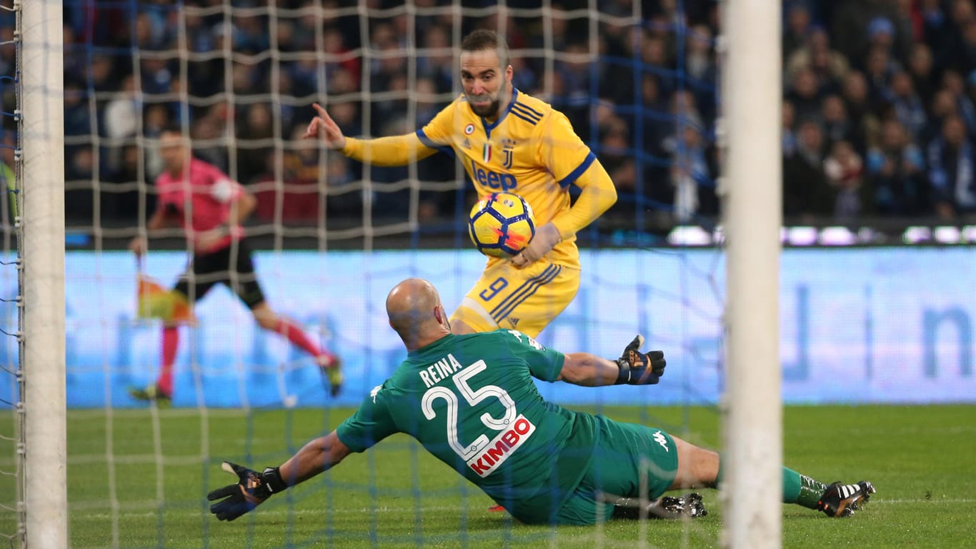 Gonzalo Higuain trifft zur 1:0-Führung (13. Minute) für Juventus Turin bei Spitzenreiter Neapel.