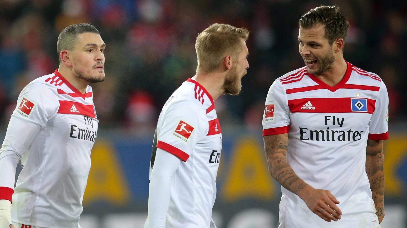 Kyriakos Papadopoulos (l.) diskutiert lebhaft mit seinen Teamkollegen.