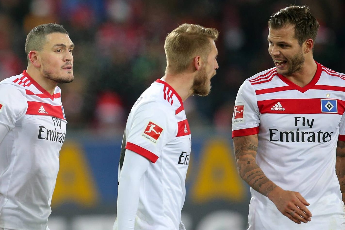 Kyriakos Papadopoulos (l.) diskutiert lebhaft mit seinen Teamkollegen.