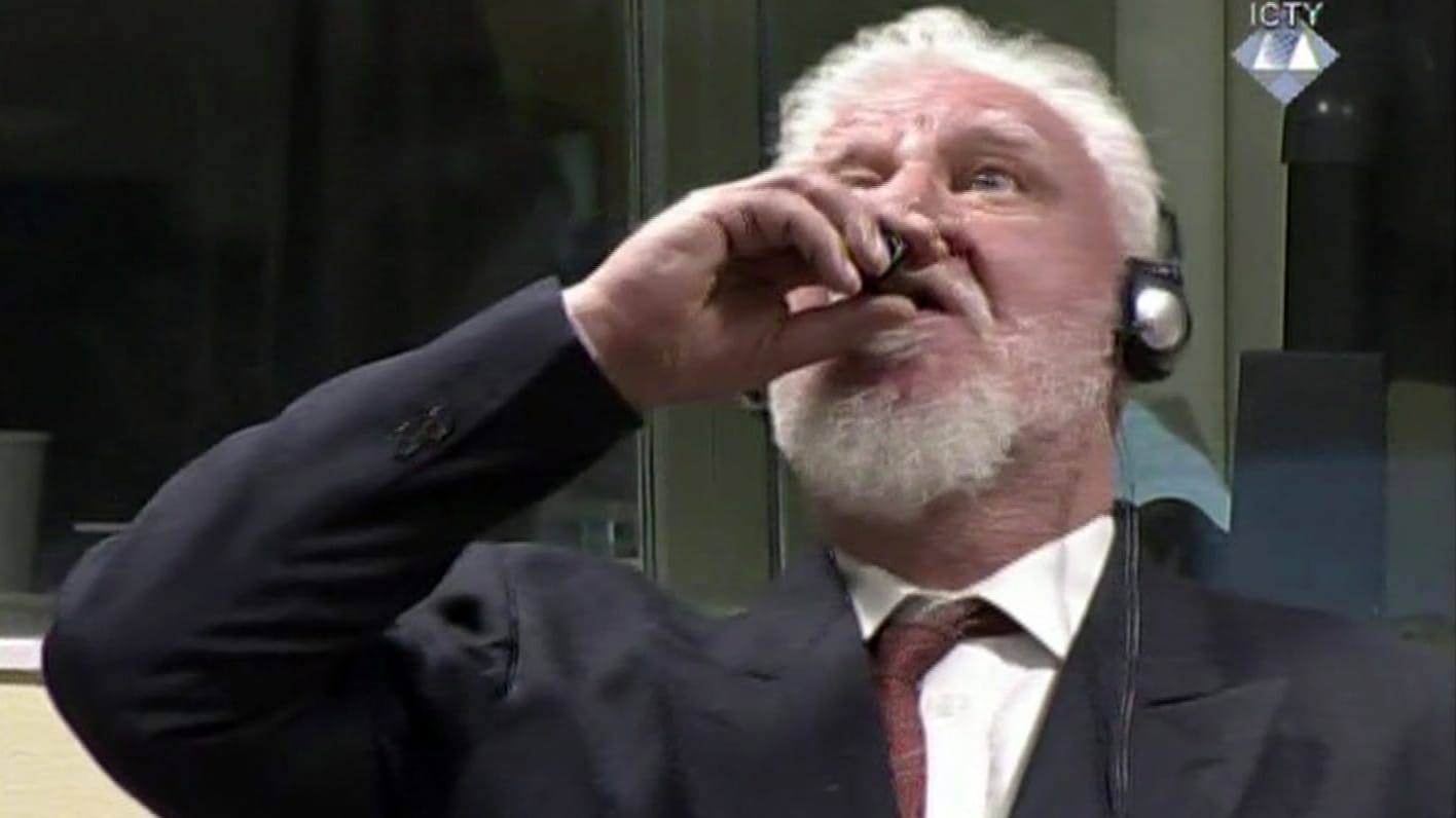Kriegsverbrecher Slobodan Praljak hat sich am Mittwoch mit einem spektakulären Selbstmord seiner Strafe entzogen. Kriegsverbrecher Slobodan Praljak hat sich am Mittwoch mit einem spektakulären Selbstmord seiner Strafe entzogen.