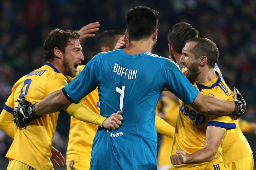Spitzenspiel gewonnen: Die Spieler von Juventus Turin feiern den Sieg beim SSC Neapel.