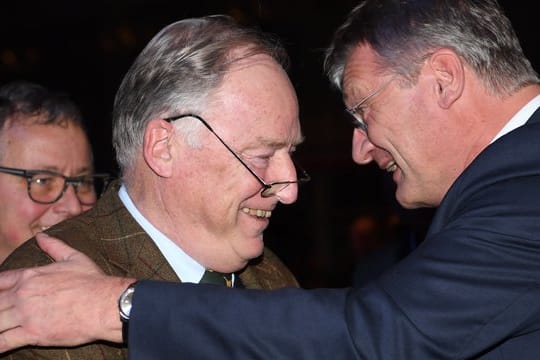 Der AfD-Bundesvorsitzende Jörg Meuthen (r) gratuliert seinem gerade gewählten Co-Vorsitzenden Alexander Gauland.