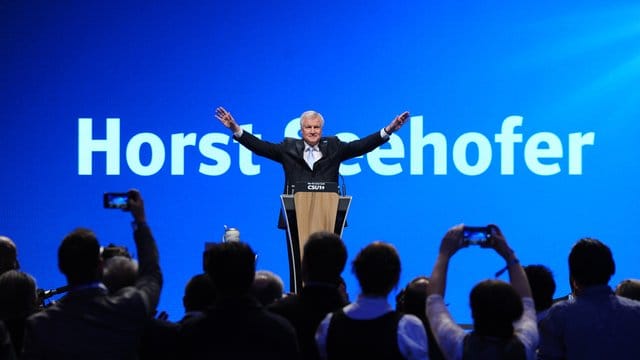 Bayerns Ministerpräsident und CSU-Chef Horst Seehofer spricht beim Politischen Aschermittwoch in Passau. Bayerns Ministerpräsident und CSU-Chef Horst Seehofer spricht beim Politischen Aschermittwoch in Passau.