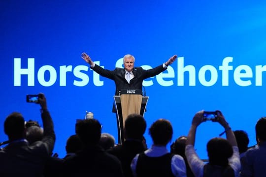 Bayerns Ministerpräsident und CSU-Chef Horst Seehofer spricht beim Politischen Aschermittwoch in Passau.