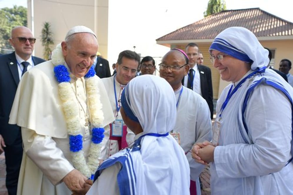 Papst Franziskus wird bei seinem Besuch eines Heims des Mutter-Teresa-Ordens von Missionarinnen der Nächstenliebe begrüßt.