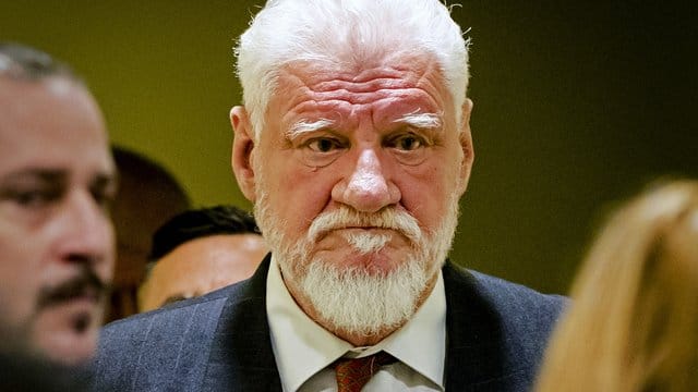 Der Angeklagte Slobodan Praljak kurz vor seinem Selbstmord im Gerichtsaal des UN-Kriegsverbrechertribunal zum früheren Jugoslawien.