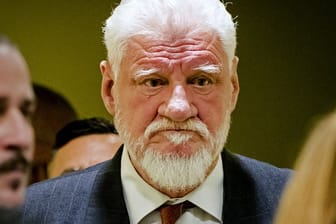Der Angeklagte Slobodan Praljak kurz vor seinem Selbstmord im Gerichtsaal des UN-Kriegsverbrechertribunal zum früheren Jugoslawien.