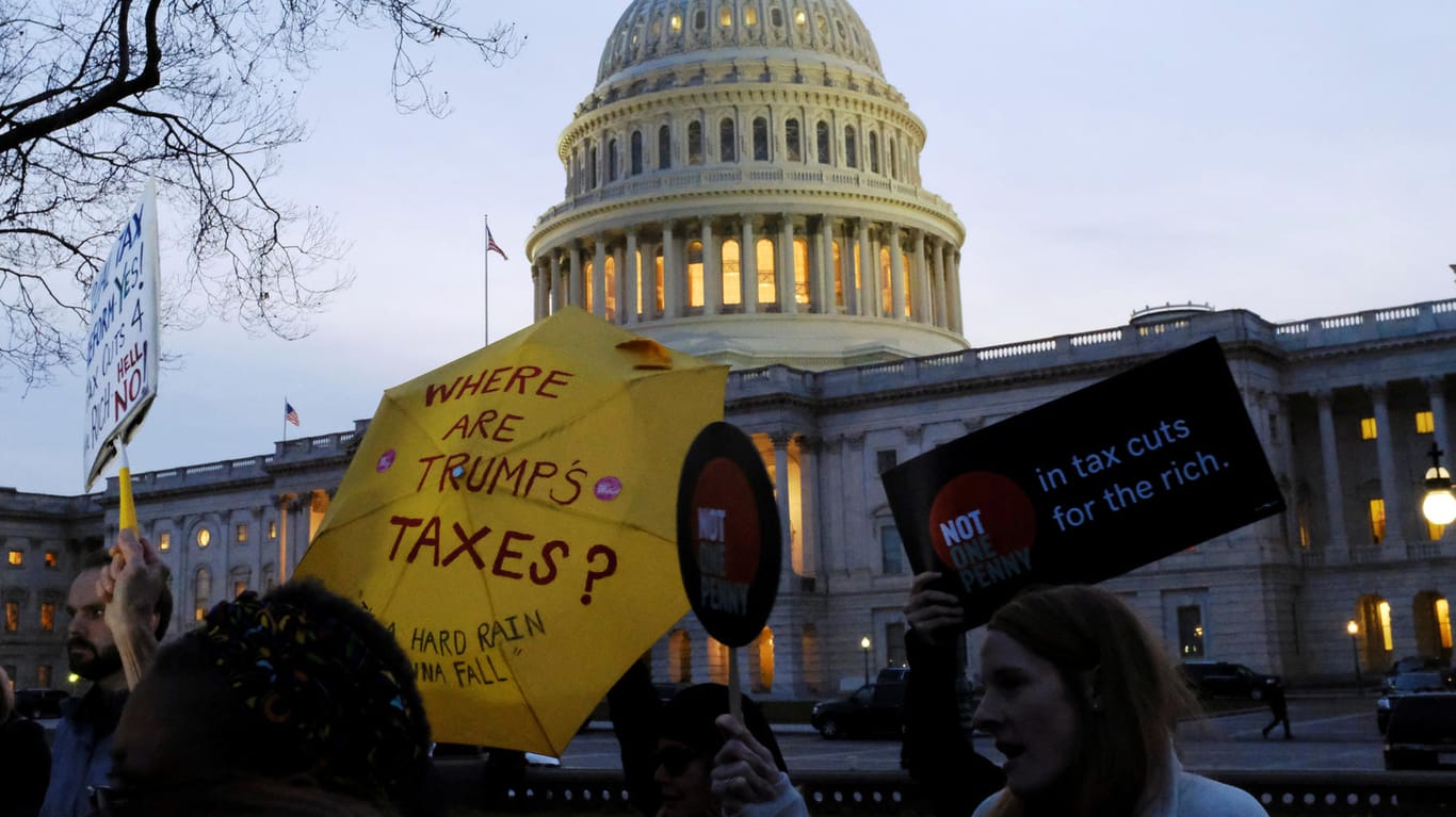 Demonstranten protestieren vor dem US-Kapitol in Washington gegen die Steuerreform.